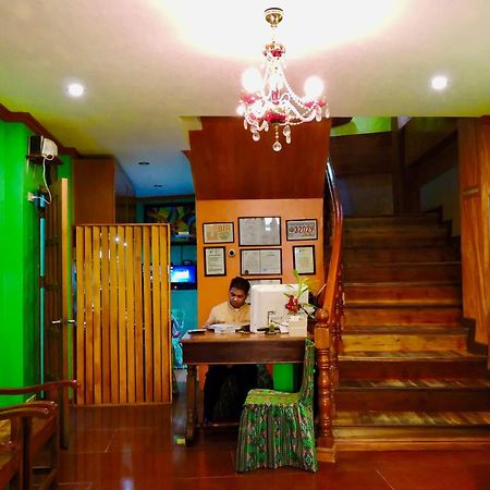 ทินแฮท บูติก โฮเต็ล แอนด์ เรสทัวรองต์ Bed & Breakfast Davao ภายนอก รูปภาพ
