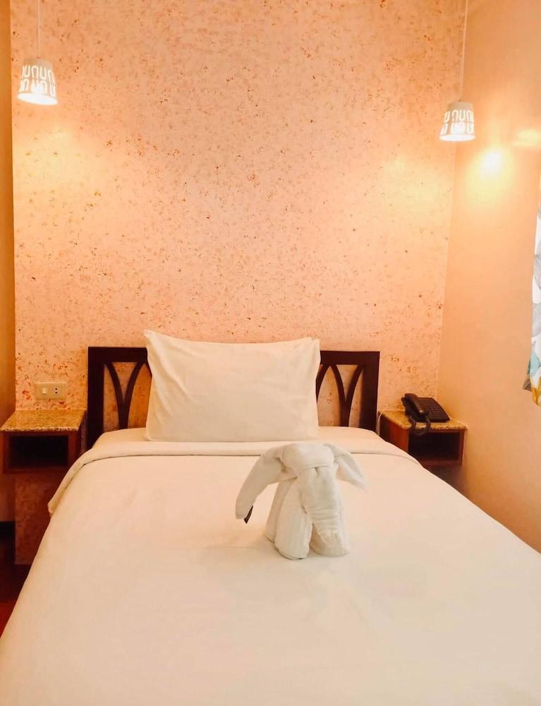 ทินแฮท บูติก โฮเต็ล แอนด์ เรสทัวรองต์ Bed & Breakfast Davao ภายนอก รูปภาพ