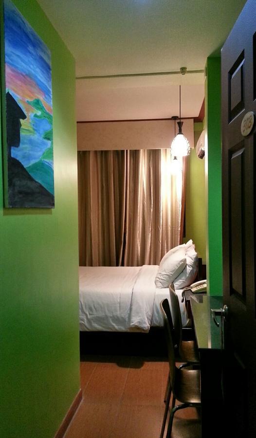 ทินแฮท บูติก โฮเต็ล แอนด์ เรสทัวรองต์ Bed & Breakfast Davao ภายนอก รูปภาพ