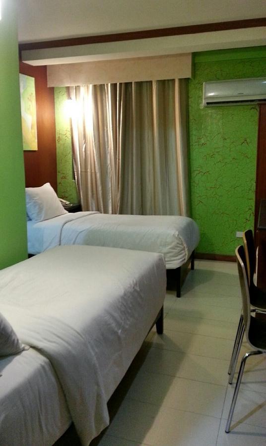 ทินแฮท บูติก โฮเต็ล แอนด์ เรสทัวรองต์ Bed & Breakfast Davao ภายนอก รูปภาพ